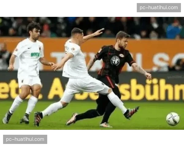 奥格斯堡球迷向对手门将投掷杂物，比赛一度中断