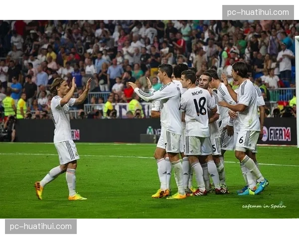 致敬传奇：伯纳乌与诺坎普在赛前为去世的西班牙足球名宿默哀