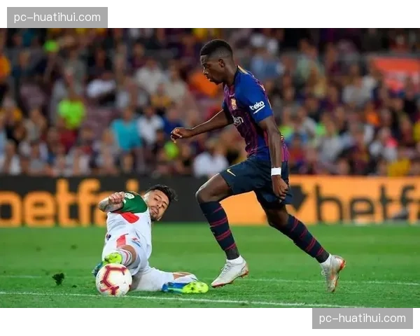 特写：阿拉维斯门将扑出点球后，激动亲吻胸前队徽